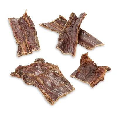Tørrede kødstrimler, brune, forskellige former og størrelser. Velegnet som snack eller belønning til kæledyr.