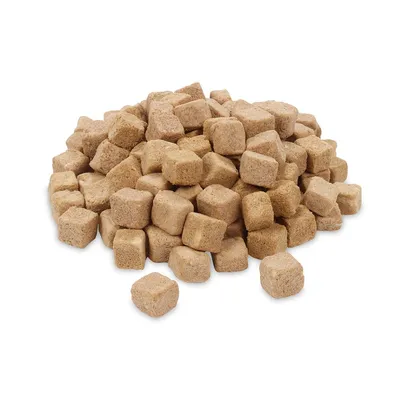 Cubi di alimento secco per animali, colore beige chiaro, disposti in un mucchio su sfondo bianco. Nessun marchio o testo visibile.