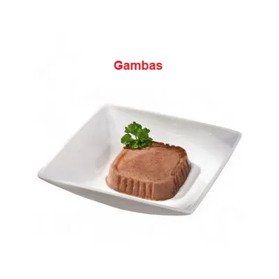 Paté cuadrado de color marrón servido en un plato blanco, decorado con una ramita de perejil. Texto visible: Gambas.