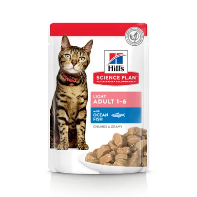 Hill's Science Plan Light Adult 1-6 con Ocean Fish, chunks & gravy. Immagine di un gatto e ciotola con bocconcini in salsa. Nessun conservante o colorante artificiale visibile.