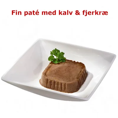 Fin paté med kalv & fjerkræ, vist i en hvid skål med persille på toppen. Teksten 'Fin paté med kalv & fjerkræ' står øverst i billedet.