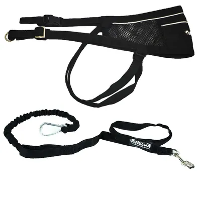 Cinturón negro con malla y correa elástica negra con mosquetón metálico y etiqueta visible con la marca Neewa.