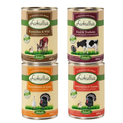 Quatre boîtes de pâtée Lukullus Adult 400 g : Kaninchen & Wild, Rind & Truthahn, Putenherzen & Gans, Wildkaninchen & Truthahn. Textes en allemand visibles sur les étiquettes.
