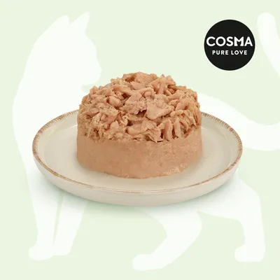 Cosma Pure Love. Våtfoder för katter, serverat på en tallrik, med möra köttbitar.