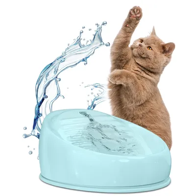 Fuente de agua azul claro para gatos, con un gato beige al lado y salpicaduras de agua visibles. El producto está diseñado para suministrar agua a mascotas.