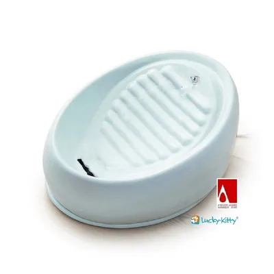 Keramična fontana za vodu Lucky-Kitty, bijela, s vidljivim logotipom Lucky-Kitty i oznakom nagrade Kitchen Innovation Award Winner 2018.