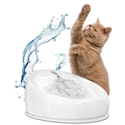 Fuente de agua blanca para gatos, con un gato de pelo corto beige levantando una pata junto a salpicaduras de agua. El producto y el animal son claramente visibles.