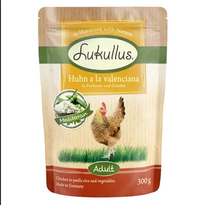 Opakowanie Lukullus Huhn a la valenciana, Adult, 300 g; widoczne napisy: Mediterran, Chicken in paella rice and vegetables, Made in Germany, wizerunek kury i ryżu z warzywami.