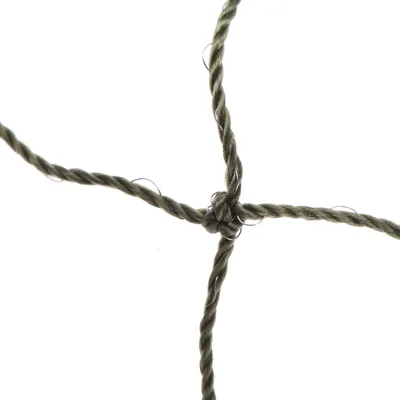 Detailaufnahme eines grünen, geknoteten Seils mit Metallringen. Geeignet für Netz- oder Befestigungsanwendungen.