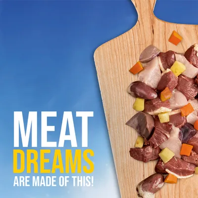Trozos de carne y verduras sobre tabla de madera. Texto en inglés: MEAT DREAMS ARE MADE OF THIS!
