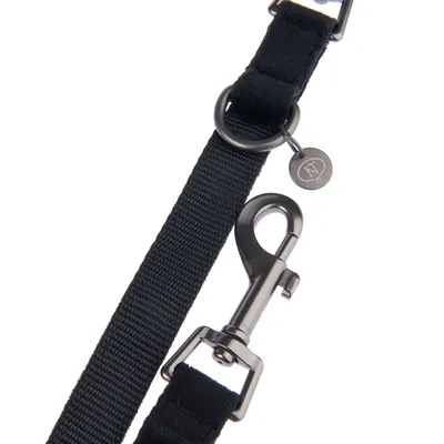 Sangle en nylon noire avec mousqueton et anneau en métal, pendentif avec logo NT visible.