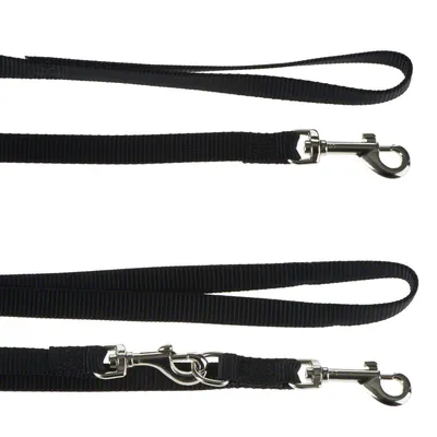 Musta nailontalutushihna, jossa kaksi metallikarabiinia ja säädettävä pituus. Sopii kävelyille tai koulutukseen.