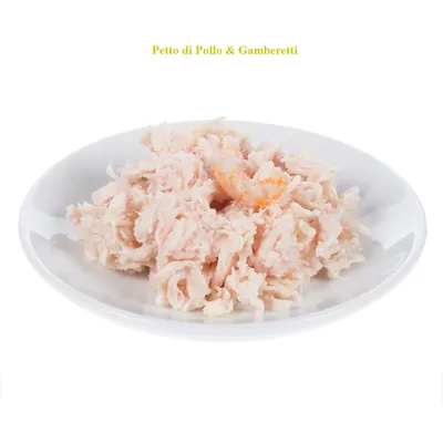 Petto di Pollo & Gamberetti, carne sminuzzata su piatto bianco. Testo visibile: Petto di Pollo & Gamberetti.