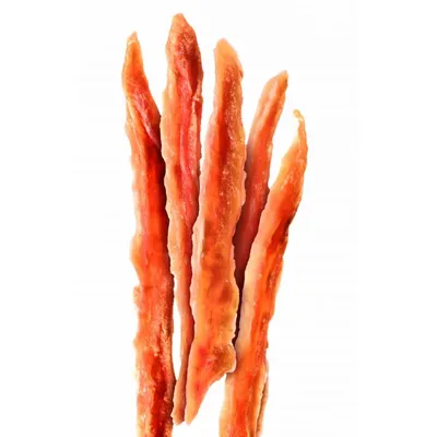 Mehrere getrocknete Fleischstreifen in rotbrauner Farbe, geeignet als Snack oder Belohnung für Haustiere.