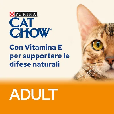 Purina Cat Chow. Con Vitamina E per supportare le difese naturali. ADULT. Immagine di un gatto a destra.