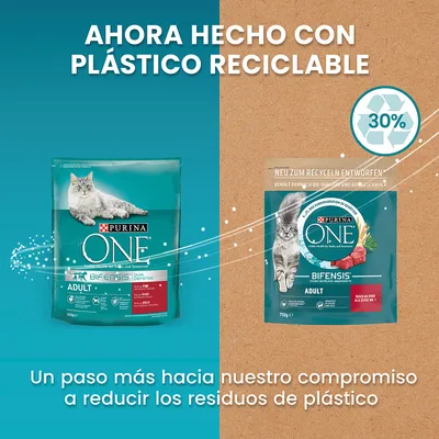 Purina ONE Bifensis Adult para gatos, antes y ahora con envase de plástico reciclable. Texto: Ahora hecho con plástico reciclable, 30 %. Un paso más hacia nuestro compromiso a reducir residuos.