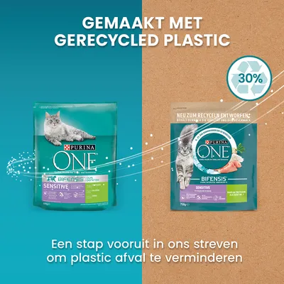 Purina ONE Bifensis Sensitive kattenvoer, verpakking met tekst: Gemaakt met gerecycled plastic, 30%. Een stap vooruit in ons streven om plastic afval te verminderen.