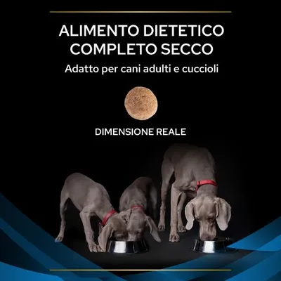 Testo: ALIMENTO DIETETICO COMPLETO SECCO, Adatto per cani adulti e cuccioli, DIMENSIONE REALE. Tre cani grigi con collare rosso mangiano da ciotole. Una crocchetta mostrata in dimensione reale.