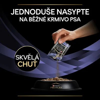 Ruka sype obsah vrecúška Purina Pro Plan do misky s krmivom pre psa. Text: Jednoduše nasypte na bežné krmivo psa, Skvělá chuť.