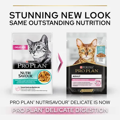 PURINA PRO PLAN Nutrisavour Delicate csomagolás új néven: PRO PLAN Adult Delicate Digestion. Két tasakos macskaeledel látható, régi és új dizájnnal.