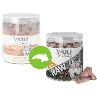 Două recipiente Wolf of Wilderness: unul etichetat 'Wide Acres 100% Chicken Hearts Freeze Dried', celălalt 'RAW Chicken Hearts Snack'. Săgeată verde indică tranziția între ambalaje.