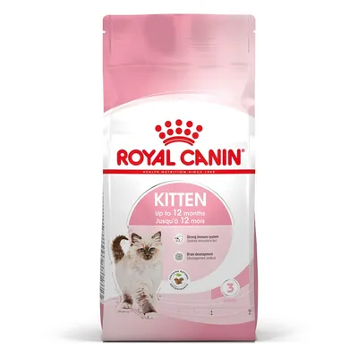 Confezione Royal Canin Kitten, scritta visibile: 'Kitten up to 12 months', immagine di un gattino, indicazioni su sistema immunitario forte e sviluppo cerebrale. Testo anche in francese.