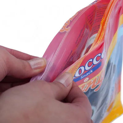 Cierre de bolsa resellable de plástico con la marca visible 'Snack'. Mano abriendo el envase. Parte del nombre 'Occo' también es legible en el paquete.