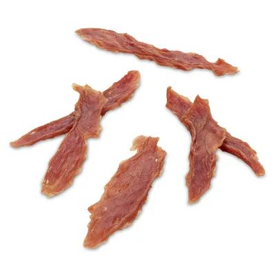 Cinque strisce di snack essiccati a base di carne su sfondo bianco, senza confezione o marchio visibile.