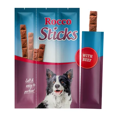 Emballage de friandises pour chien Rocco Sticks, texte visible : With beef, Soft & easy to portion!, image d’un chien noir et blanc, bâtonnets visibles dans l’emballage.