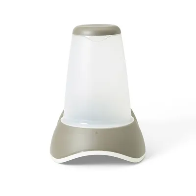 Läpinäkyvä muovinen lemmikkien automaattinen ruoka- tai vesiautomaatti, harmaa pohja ja valkoinen säiliö, ei näkyvää tuotemerkkiä tai tekstiä.