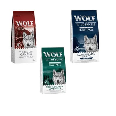 Tre confezioni di crocchette Wolf of Wilderness: The Taste of Canada 1 kg, Mediterranean Coastlines 1 kg, Scandinavian Fjords 1 kg. Testi in inglese visibili sulle confezioni.
