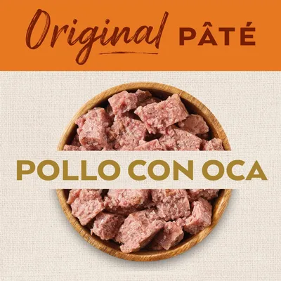 Original Pâté, POLLO CON OCA. Cuenco de trozos de paté rosado en primer plano.
