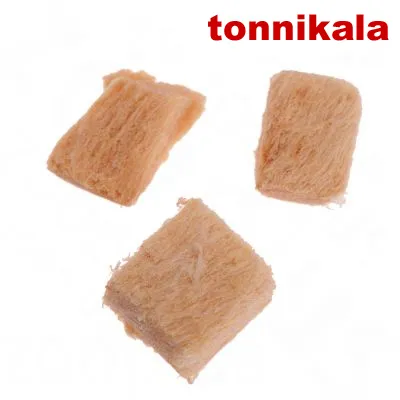 Kolme vaaleanruskeaa kuutiomaista palaa, yläkulmassa punainen teksti: tonnikala.