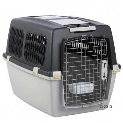Dierenreismand van kunststof met metalen traliedeur, ventilatieroosters aan de zijkanten en een wit waterbakje binnenin. Grijze en zwarte kleurstelling.