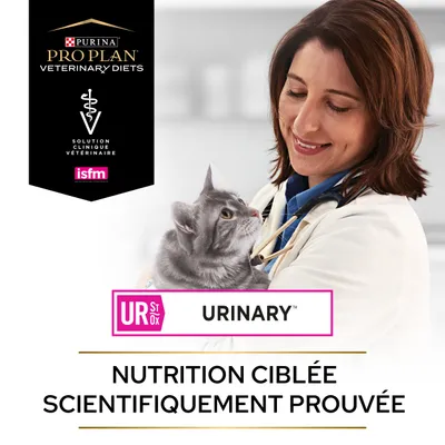 Purina Pro Plan Veterinary Diets, Solution clinique vétérinaire, ISFM, UR St/Ox Urinary, Nutrition ciblée scientifiquement prouvée. Chat tenu par une personne en blouse blanche.
