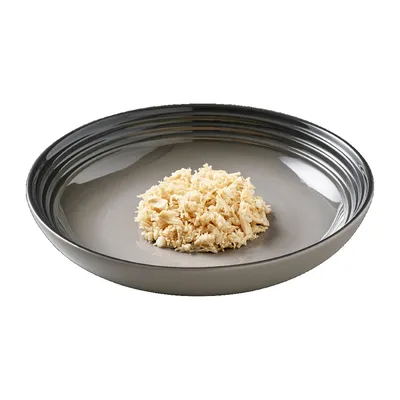 Порция настъргана светла храна, сервирана в сива купа. Видимият продукт е без опаковка и е представен за визуализация на текстурата.