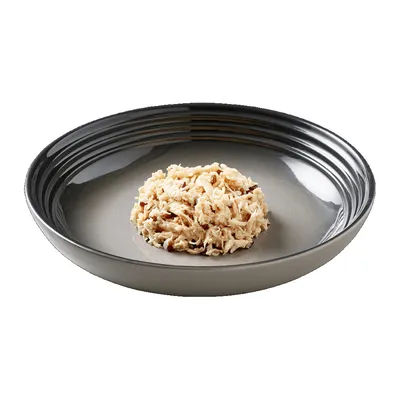 Порция настъргана храна, сервирана в сива купа. Не се виждат марки или текст.