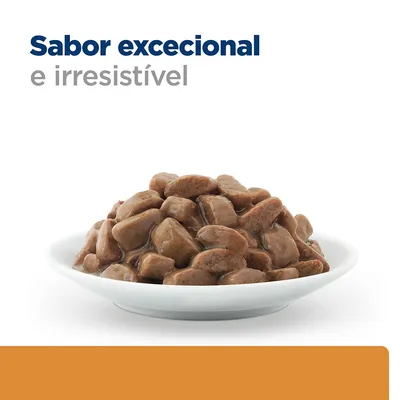 Prato branco com pedaços de comida húmida castanha para animais de estimação. Texto visível: "Sabor excecional e irresistível".