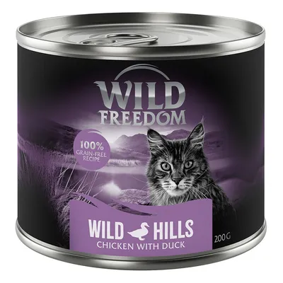 Wild Freedom Wild Hills Chicken with Duck, 100% grain-free recipe, puszka 200 g z wizerunkiem kota na tle górskim. Widoczne napisy po angielsku. Wild Freedom Wild Hills Chicken with Duck, 100% grain-free recipe, puszka 200 g z wizerunkiem kota na tle górskim. Widoczne napisy po angielsku.