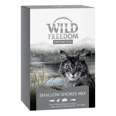 Wild Freedom Instinctive Shallow Shores Mix, med text: With fresh muscle meat, 100% grain-free recipe, 6 x 140 g. Bild på katt och naturbakgrund synlig på förpackningen.