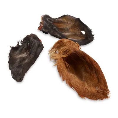 Tri sušena goveja ušesa s kožuhom, eno rjavo in dve črni, prikazana na belem ozadju.