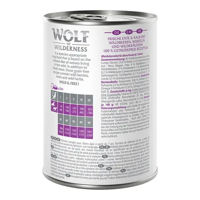 Wolf of Wilderness umido per cani anziani da 7 anni, anatra fresca e vitello con frutti di bosco, radici ed erbe selvatiche, ricetta 100% senza cereali. Tabella di alimentazione visibile.