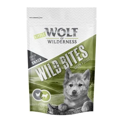 Emballage de friandises Little Wolf of Wilderness Wild Bites Green Fields, texte visible : Grain Free Snack, silhouettes de chien et chat, fond vert avec paysage.