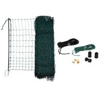 Zöld hálós szövet fém oszlopokkal, alkalmas elhatároláshoz vagy kerítéshez. Látható a tekercs és a kifeszített háló.