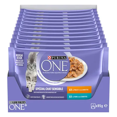 Συσκευασία Purina ONE Spécial Chat Sensible, 4x85g. 2 φακελάκια με κοτόπουλο και καρότα, 2 με τόνο και καρότα. Κείμενο στα γαλλικά. Εμφανίζεται γάτα και πιάτο με τροφή.