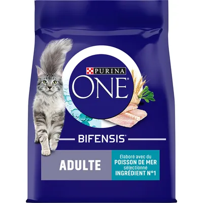 Συσκευασία Purina ONE Bifensis ADULTE με εικόνα γάτας, ψαριού και σταχυού. Κείμενο στα γαλλικά: Élaboré avec du poisson de mer sélectionné ingrédient n°1.