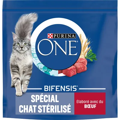 Purina ONE Bifensis Spécial Chat Stérilisé, élaboré avec du bœuf. Image d’un chat gris, morceaux de viande, épis de blé et herbes visibles sur l’emballage.