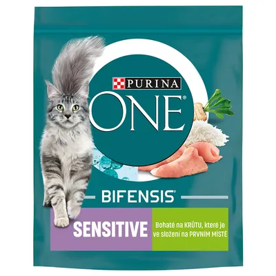 Purina ONE Bifensis Sensitive krmivo pre mačky, viditeľný nápis SENSITIVE a text v češtine: Bohaté na krůtu, které je ve složení na prvním místě. Obrázky morčacieho mäsa, ryže, bylinky.