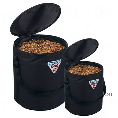 Zwei schwarze Futtertaschen mit geöffnetem Deckel, gefüllt mit Trockenfutter. Logo 'Food Bag' sichtbar auf beiden Taschen. Zwei schwarze Futtertaschen mit geöffnetem Deckel, gefüllt mit Trockenfutter. Logo 'Food Bag' sichtbar auf beiden Taschen.