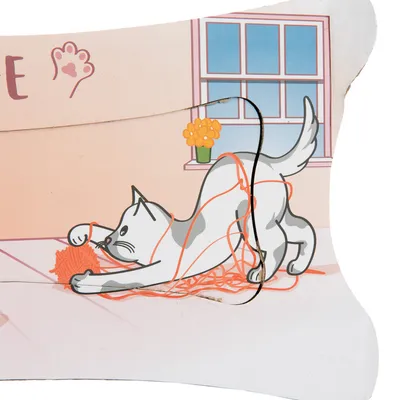 Ilustración de un gato jugando con un ovillo de lana naranja. El fondo muestra una ventana y un jarrón con flores amarillas.